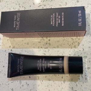 New,Ivory cool 110 Matte 3D foundation for combination to oily skin. Med. cover